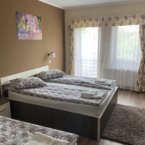 Camera cvadrupla cu baie cu terasă