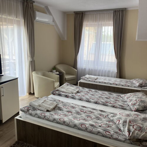 Camera cvadrupla cu balcon