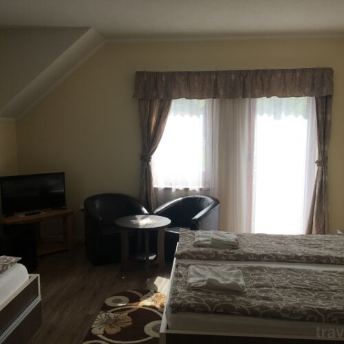 Camera cvadrupla cu balcon