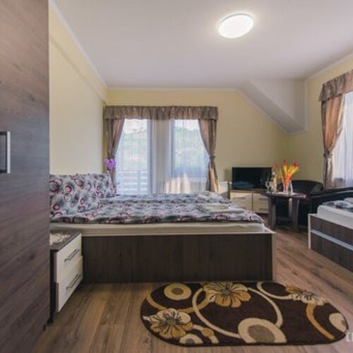 Camera cvadrupla cu balcon