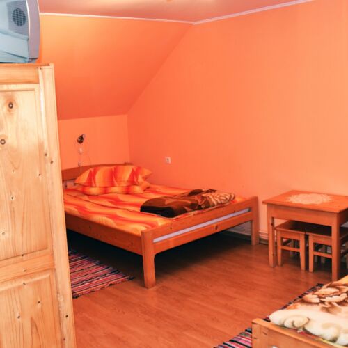 Camera tripla la etaj cu baie