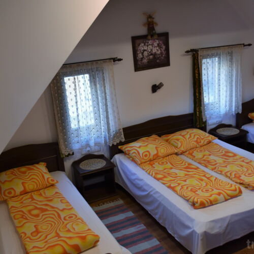 Camera cvadrupla premium cu baie