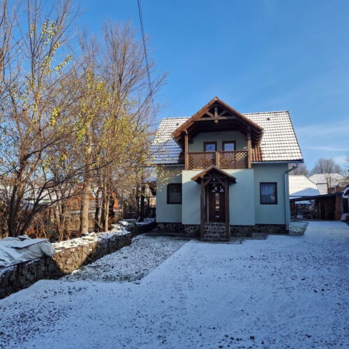 Cabană pentru 9 pers. (se inchirieaza doar integral) (se poate solicita pat suplimentar)