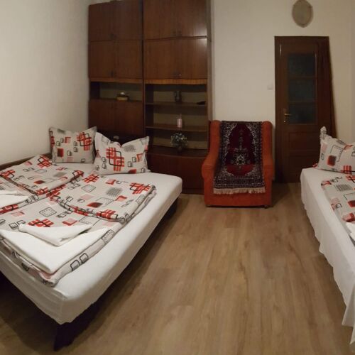 Camera tripla la parter cu baie