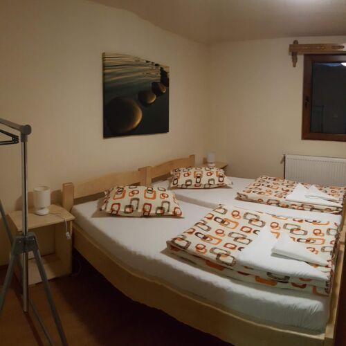 Camera tripla la etaj cu baie