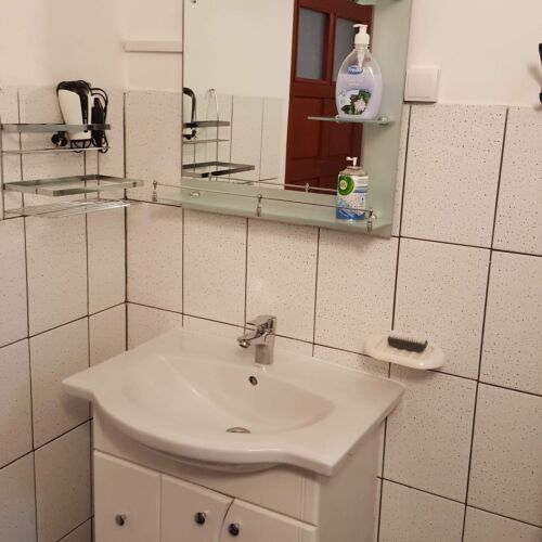 Camera dubla la parter cu baie (se poate solicita pat suplimentar)