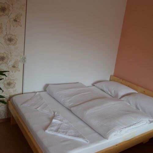 Camera cvadrupla la parter cu baie