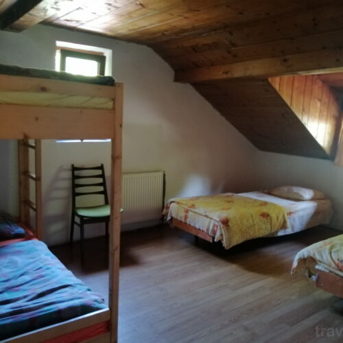 Camera cvadrupla mansardă