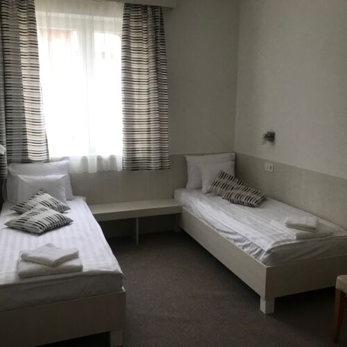 Angenehme Innenausstattung Zweibettzimmer mit Klimaanlage