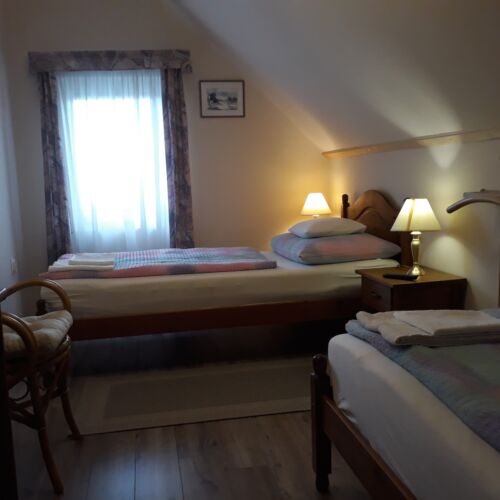 Tetőtéri kétágyas szoba