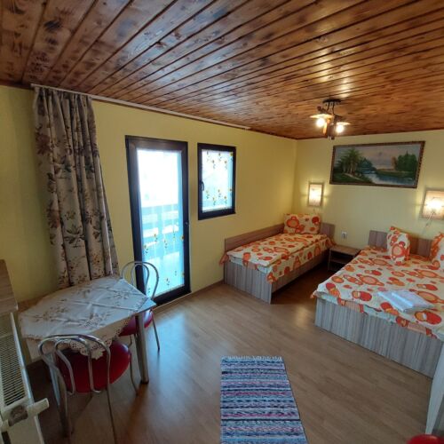 Camera tripla cu balcon cu baie (se poate solicita pat suplimentar)