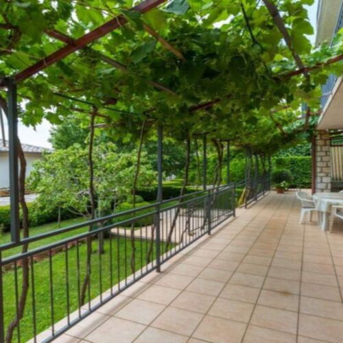 Apartament la parter a cu 2 camere pentru 4 pers.