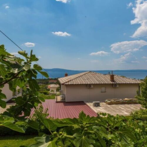 Apartament la etaj cu vedere spre mare cu 2 camere pentru 4 pers.