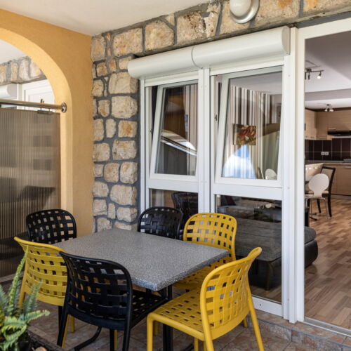 Apartament la etaj cu vedere spre mare cu 3 camere pentru 6 pers.