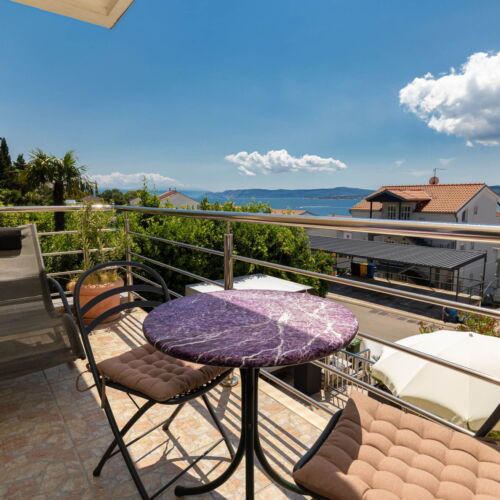 Apartament la etaj cu vedere spre mare cu 2 camere pentru 4 pers.