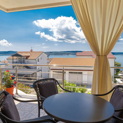 Apartament la etaj cu vedere spre mare cu 2 camere pentru 4 pers.