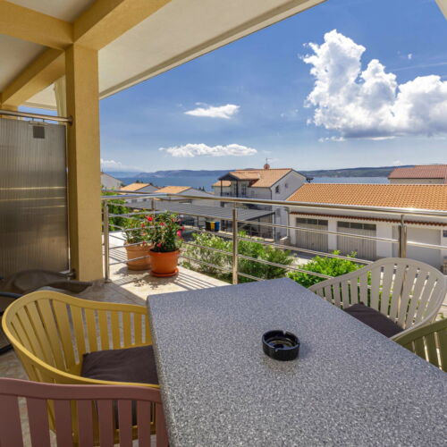 Apartament la etaj cu vedere spre mare cu 2 camere pentru 4 pers.