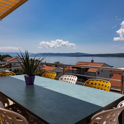 Apartament la etaj cu vedere spre mare cu 3 camere pentru 8 pers.