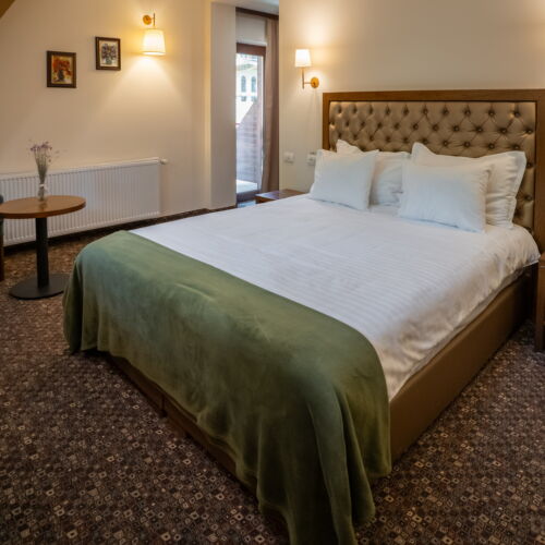 Camera dubla la etaj cu balcon