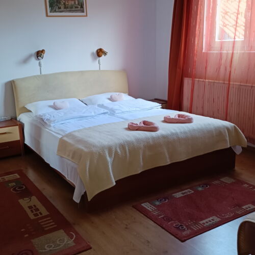 Camera tripla la etaj cu vedere spre curte