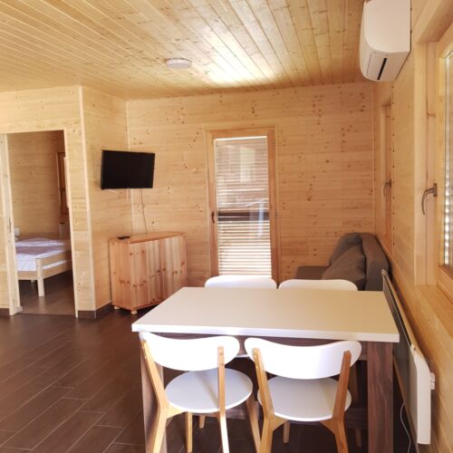 Cabană familial(ă) cu baie pentru 4 pers. (se inchirieaza doar integral) (se poate solicita pat suplimentar)