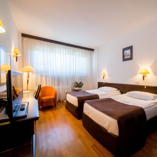 Camera twin classic la etaj