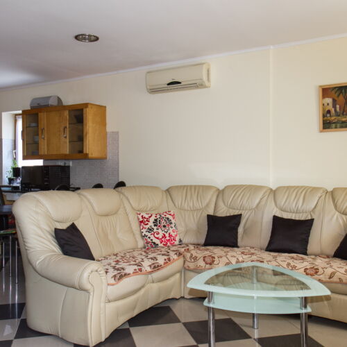 Casă de vară la parter cu aer condiționat pentru 4 pers. (se inchirieaza doar integral)