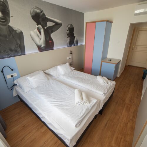 Camera twin superior la etaj