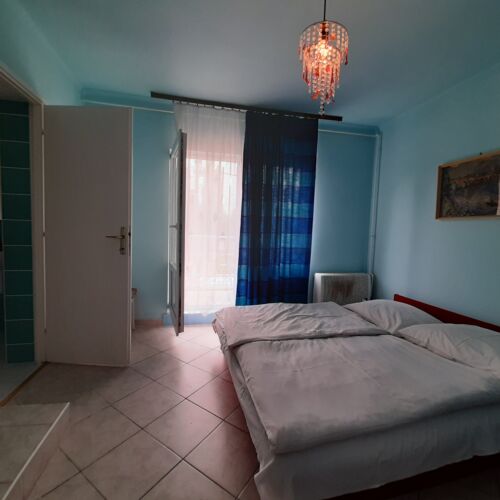 Camera tripla la etaj cu duș