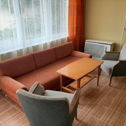 Apartament la parter cu vedere spre grădină cu 2 camere pentru 6 pers.