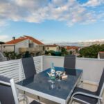 Apartament cu balcon cu vedere parțială spre mare cu 2 camere pentru 4 pers.