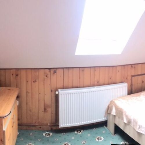 Camera dubla la mansardă cu baie (se poate solicita pat suplimentar)