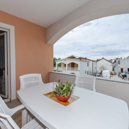 Apartament family cu vedere parțială spre mare cu 2 camere pentru 4 pers.