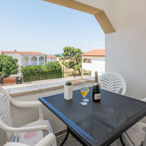 Apartament family cu vedere parțială spre mare cu 2 camere pentru 4 pers.