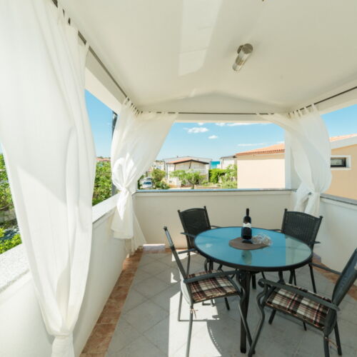 Apartament family cu vedere parțială spre mare cu 2 camere pentru 3 pers.