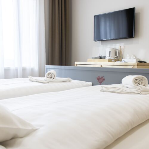 Camera dubla cu vedere spre lac