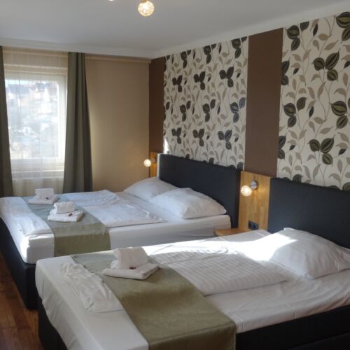 Camera cvadrupla standard la etaj