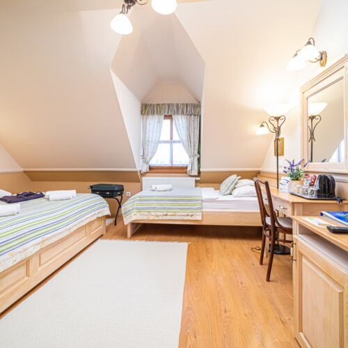 Camera tripla premier la etaj