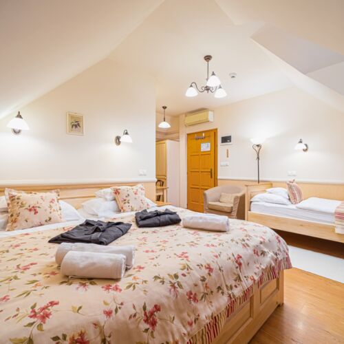 Camera tripla bronze la etaj