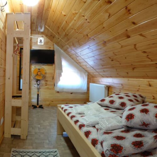 Apartament 4-osobowy na poddaszu z łazienką z 1 pomieszczeniem sypialnianym