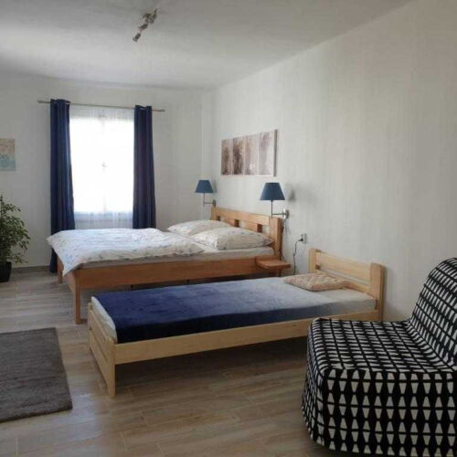 Pokoj se sprchou s vlastní kuchyňkou pro 4 os.