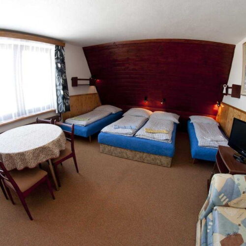 Pokoj se sprchou se společnou kuchyňkou pro 4 os. (s možností přistýlky)