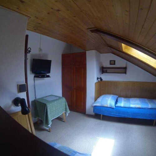 Pokoj se společnou koupelnou se společnou kuchyňkou pro 2 os. (s možností přistýlky)