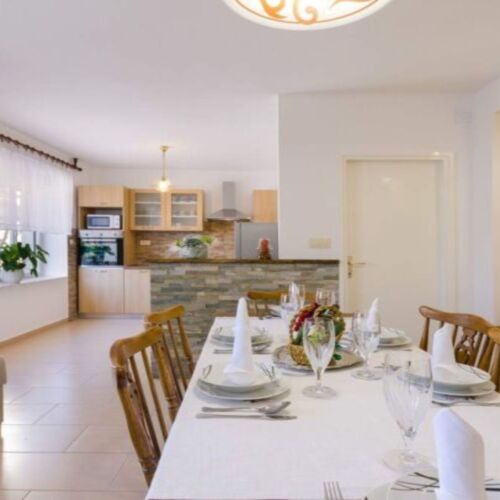 Garden View Whole House Holiday Home for 8 Persons