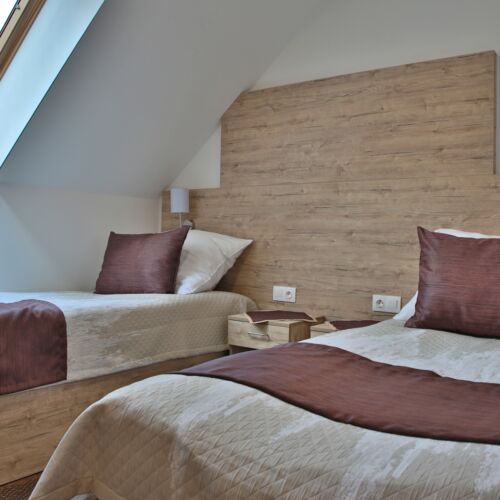 Udvarra néző emeleti kétágyas szoba