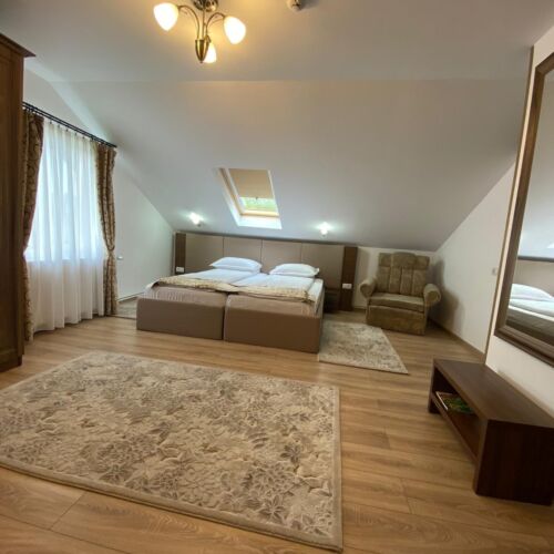 Camera tripla twin la mansardă