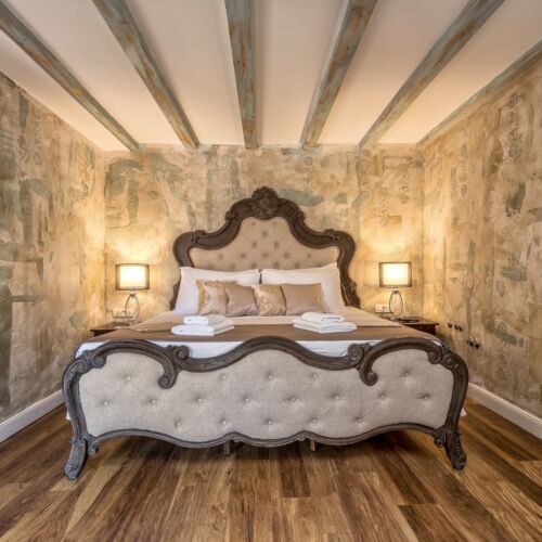 Upstairs Exclusive 1-Room Suite for 2 Persons