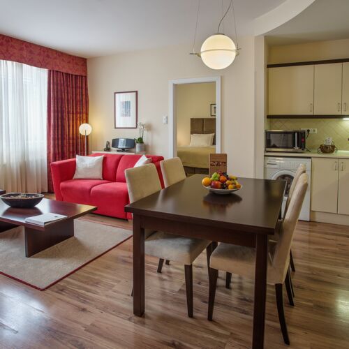 Suita familial(ă) cu vedere spre oraș cu 2 camere pentru 4 pers. (se poate solicita pat suplimentar)