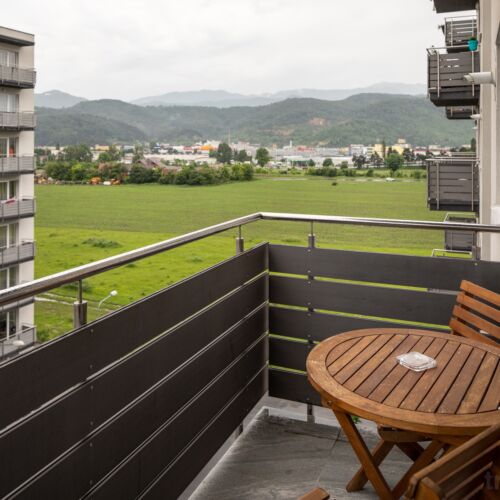 Apartman s balkónem pro 4 os. se 2 ložnicemi s výhledem na hory