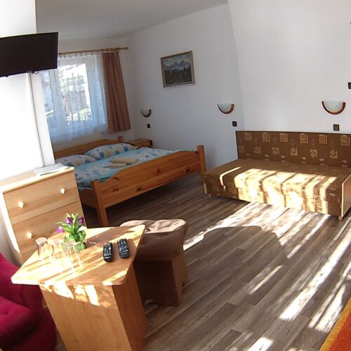 Izba so sprchou s balkónom pre 3 os.